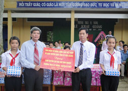 Báo điện tử Đảng Cộng sản Việt Nam tặng vở cho học sinh nghèo tại Hậu Giang